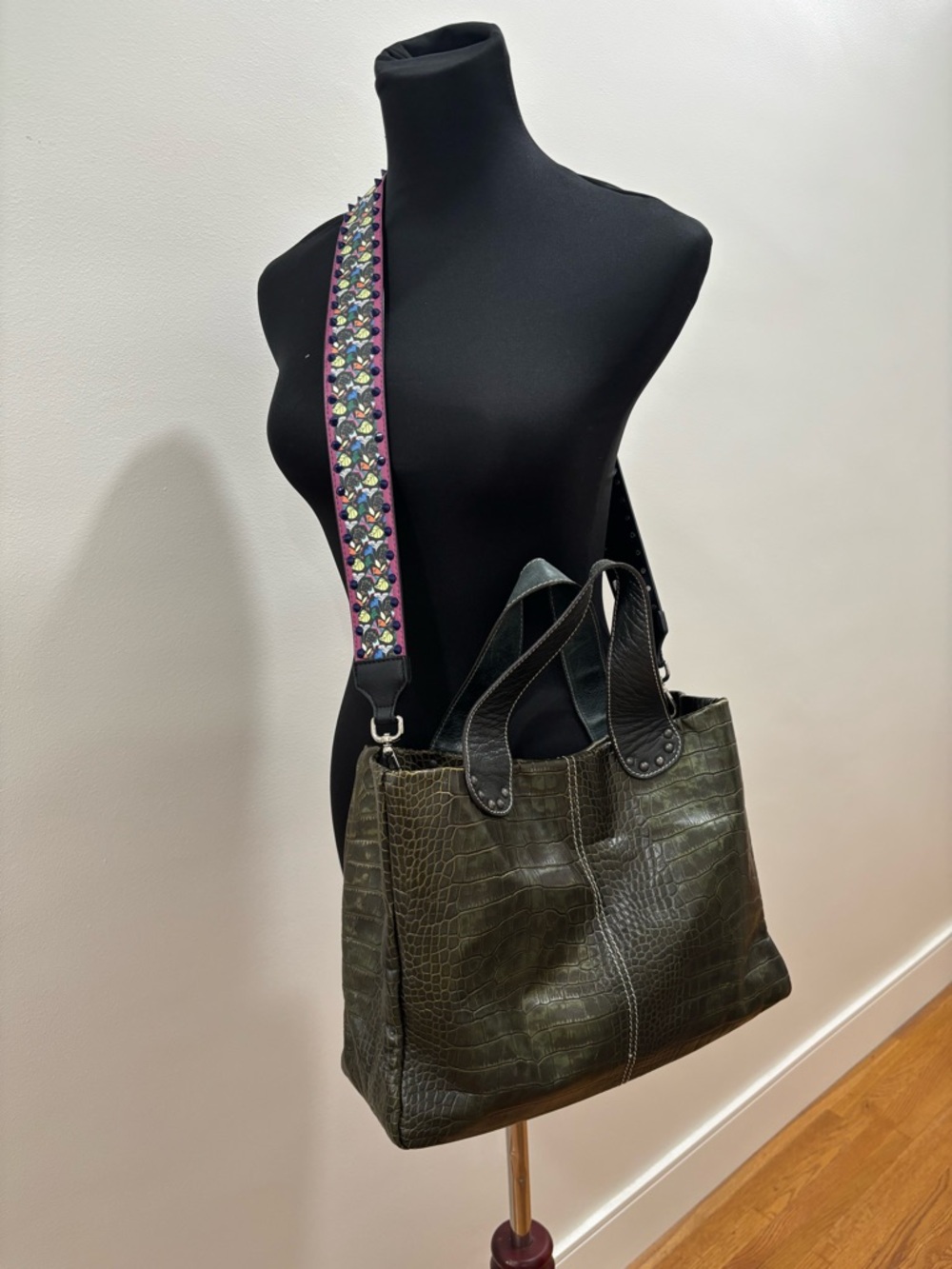 810. Regina-made In Italy Olive Green Croc-Embossed Leather Tote with Strap